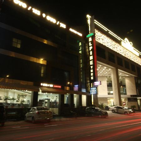 โรงแรมโอโป อัลไพน์ ทรี นิวเดลี ภายนอก รูปภาพ